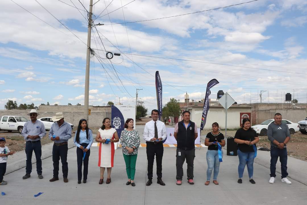 Entrega Ángel Gerardo Hernández pavimentación de la calle SUTSEMOP
