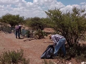 Limpian campo de futbol de Pozo de Gamboa 