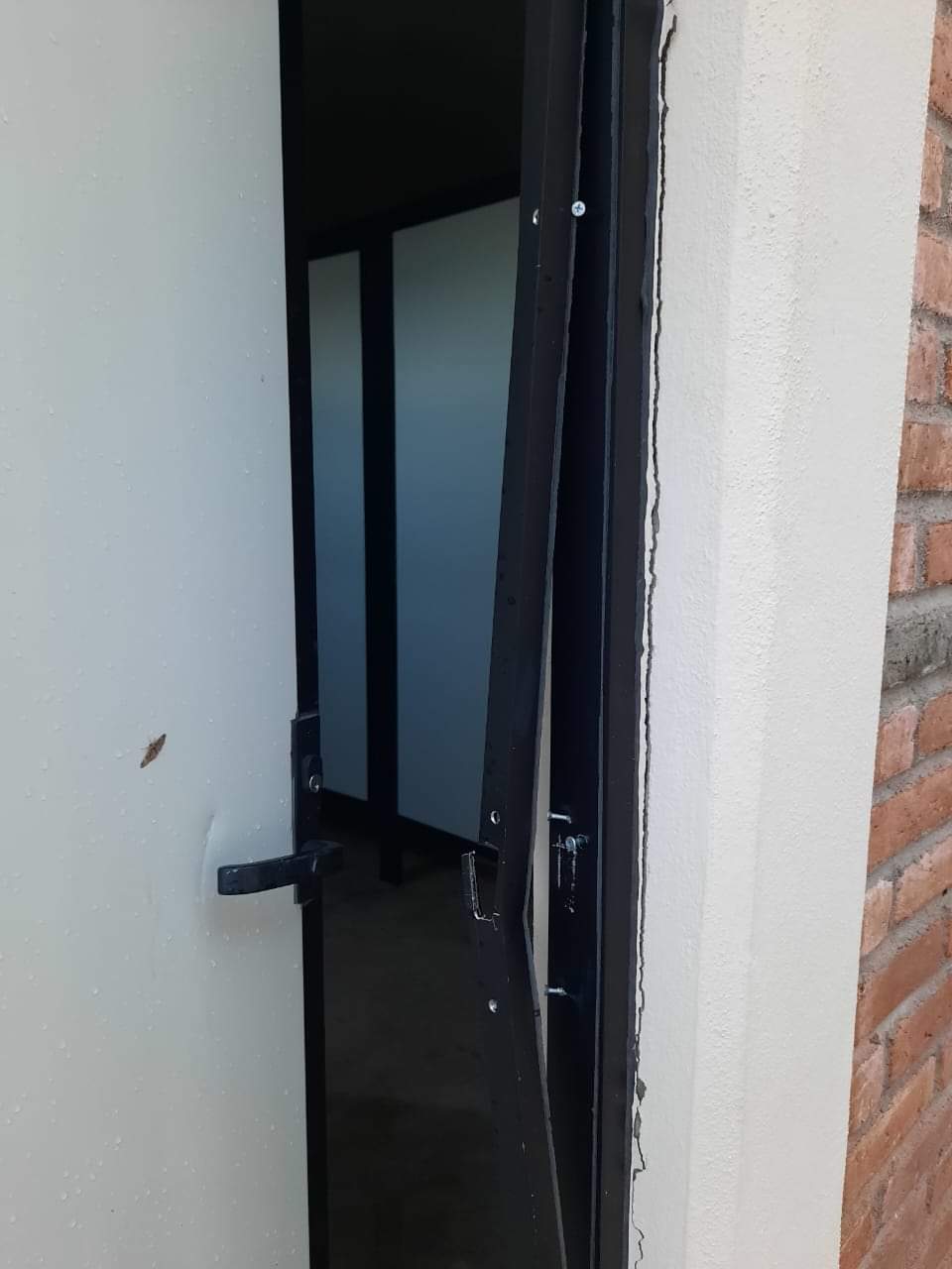 Destruyen sanitarios del Cristo de la Paz