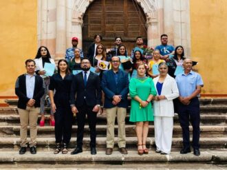 Felicita Alan Murillo a graduados de preparatoria