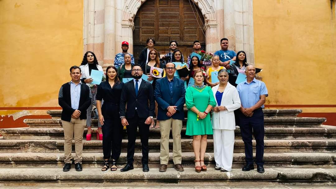 Felicita Alan Murillo a graduados de preparatoria
