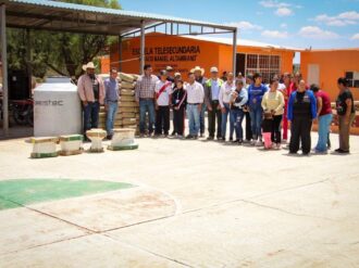 Entregan material para construcción de escuela