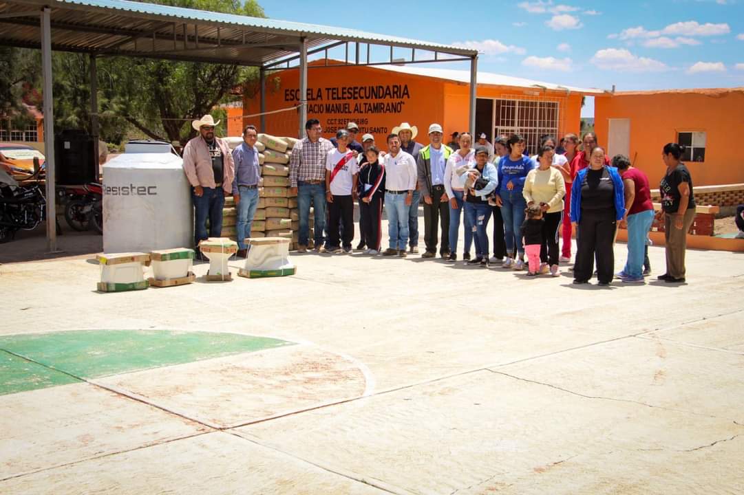 Entregan material para construcción de escuela