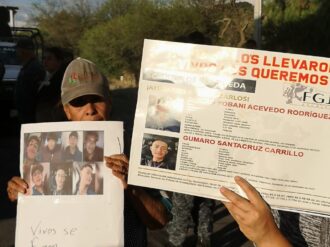 Cierran carreteras familiares de desaparecidos en Villanueva; discuten con autoridades