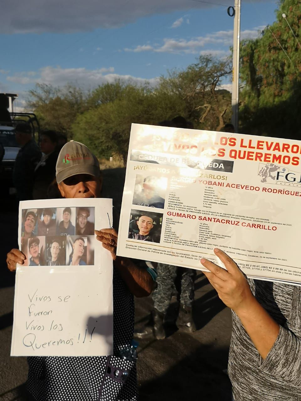 Cierran carreteras familiares de desaparecidos en Villanueva; discuten con autoridades 