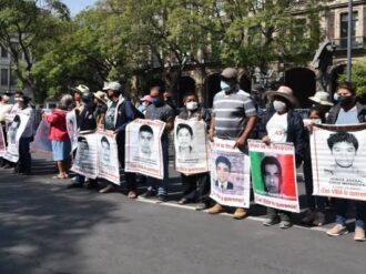 No somos necios como dice el Presidente, señalan padres de los 43 normalistas desde el Zócalo