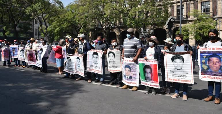 No somos necios como dice el Presidente, señalan padres de los 43 normalistas desde el Zócalo