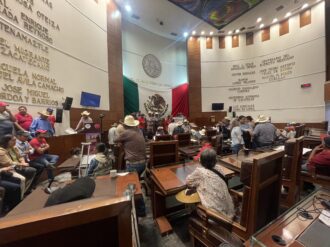 Se manifiestan campesinos; el gober sale por la puerta de atrás