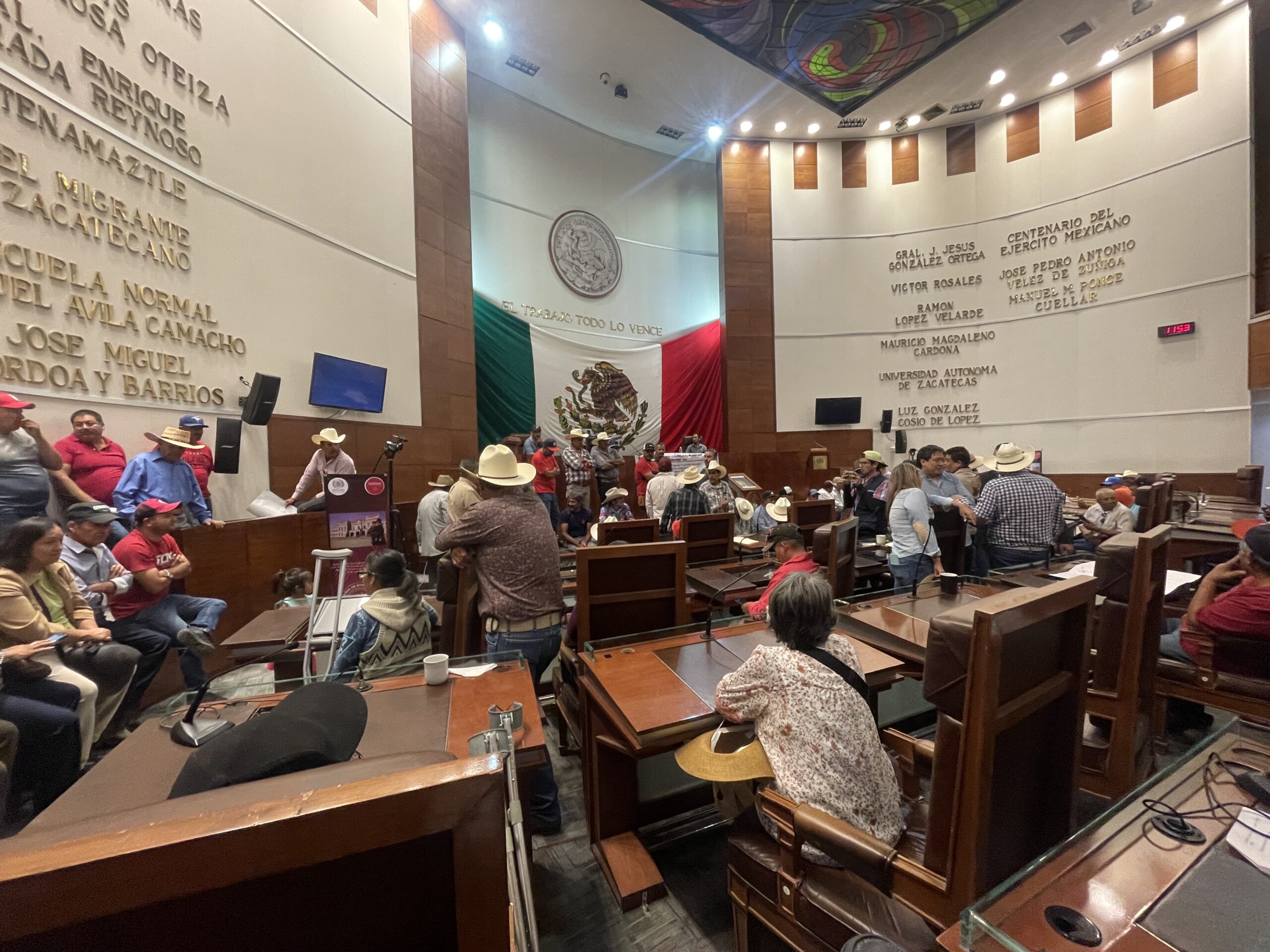 Se manifiestan campesinos; el gober sale por la puerta de atrás