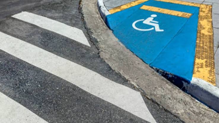 Faltan rampas para personas con discapacidad en el Centro Histórico