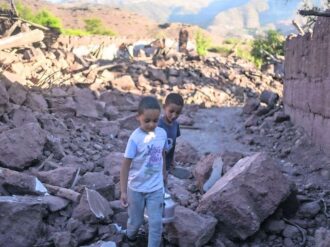 Más de 2 mil muertos; Marruecos devastado busca sobrevivientes
