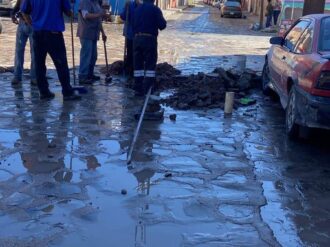 Reparan mega fuga de agua potable 