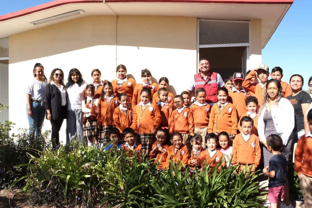 Rehabilitan baños de primaria 