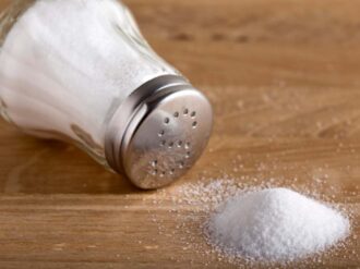 ¿Por qué dicen que tirar la sal es de mala suerte?