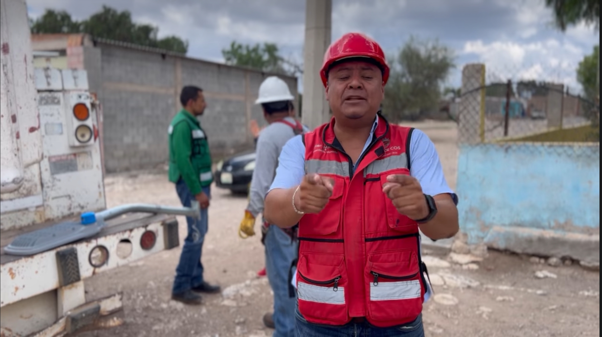 Sigue la instalación de luminarias 