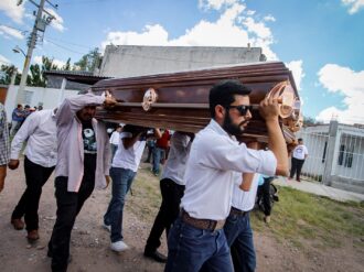 Triste despedida; entre llanto e impotencia sepultan a jóvenes de Villanueva