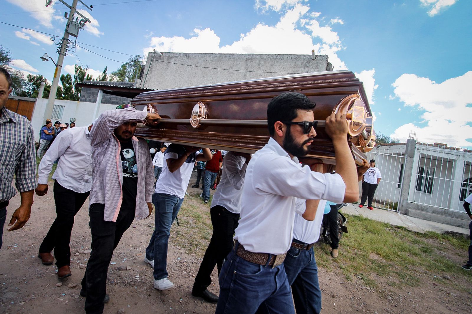 Triste despedida; entre llanto e impotencia sepultan a jóvenes de Villanueva