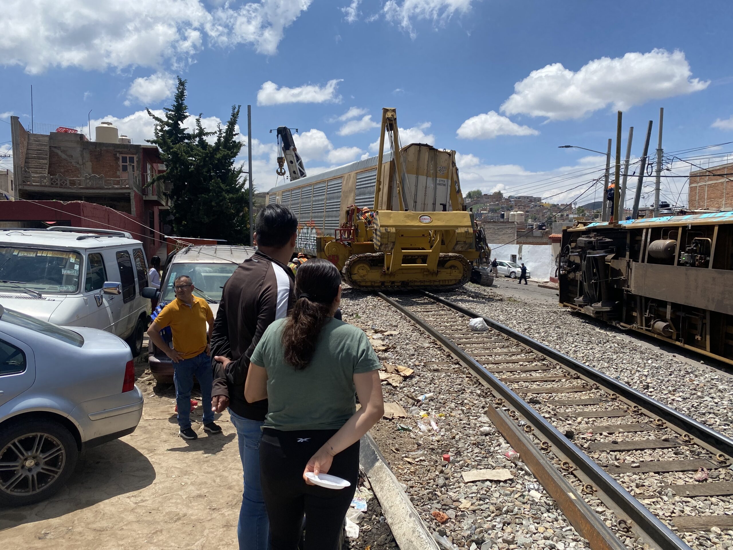 Los Lara, en vilo tras el choque del tren con su vivienda