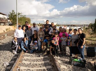 Nobleza zacatecana; Lupita, amigos y familiares ayudan a migrantes 