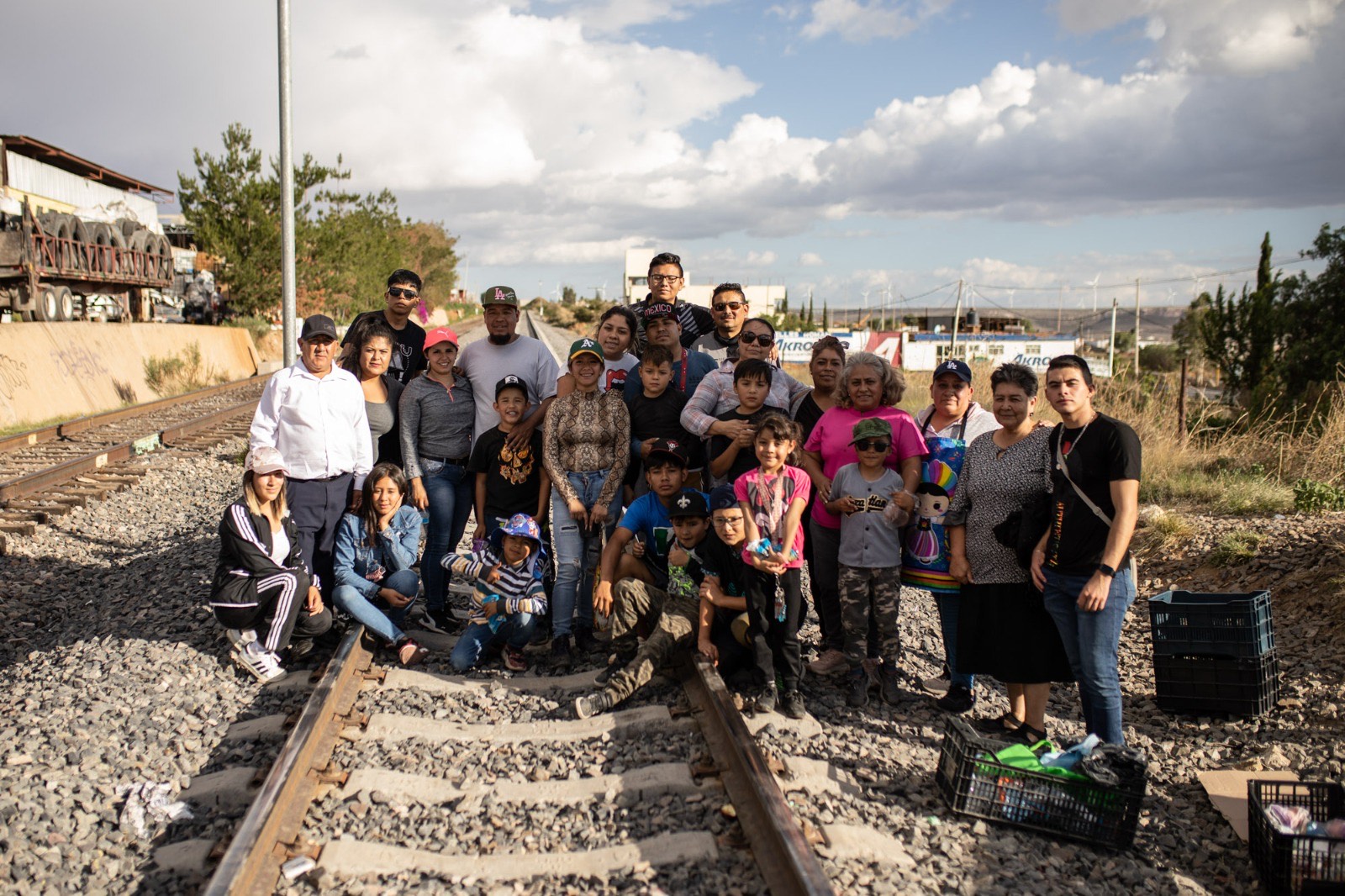 Nobleza zacatecana; Lupita, amigos y familiares ayudan a migrantes 