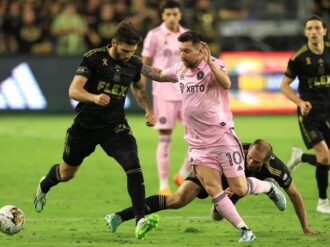 Julio Urías fue arrestado por violencia doméstica tras haber acudido a partido de Lionel Messi