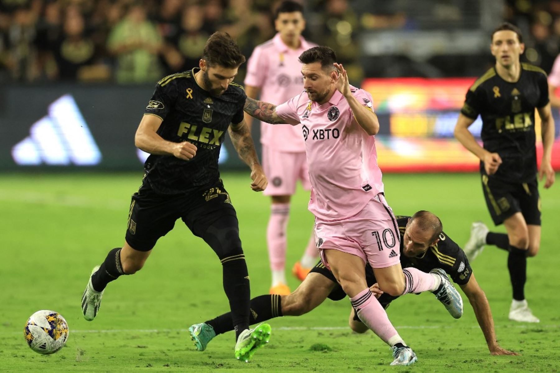 Julio Urías fue arrestado por violencia doméstica tras haber acudido a partido de Lionel Messi