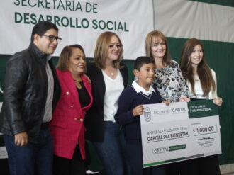 Entregan becas a 935 estudiantes capitalinos