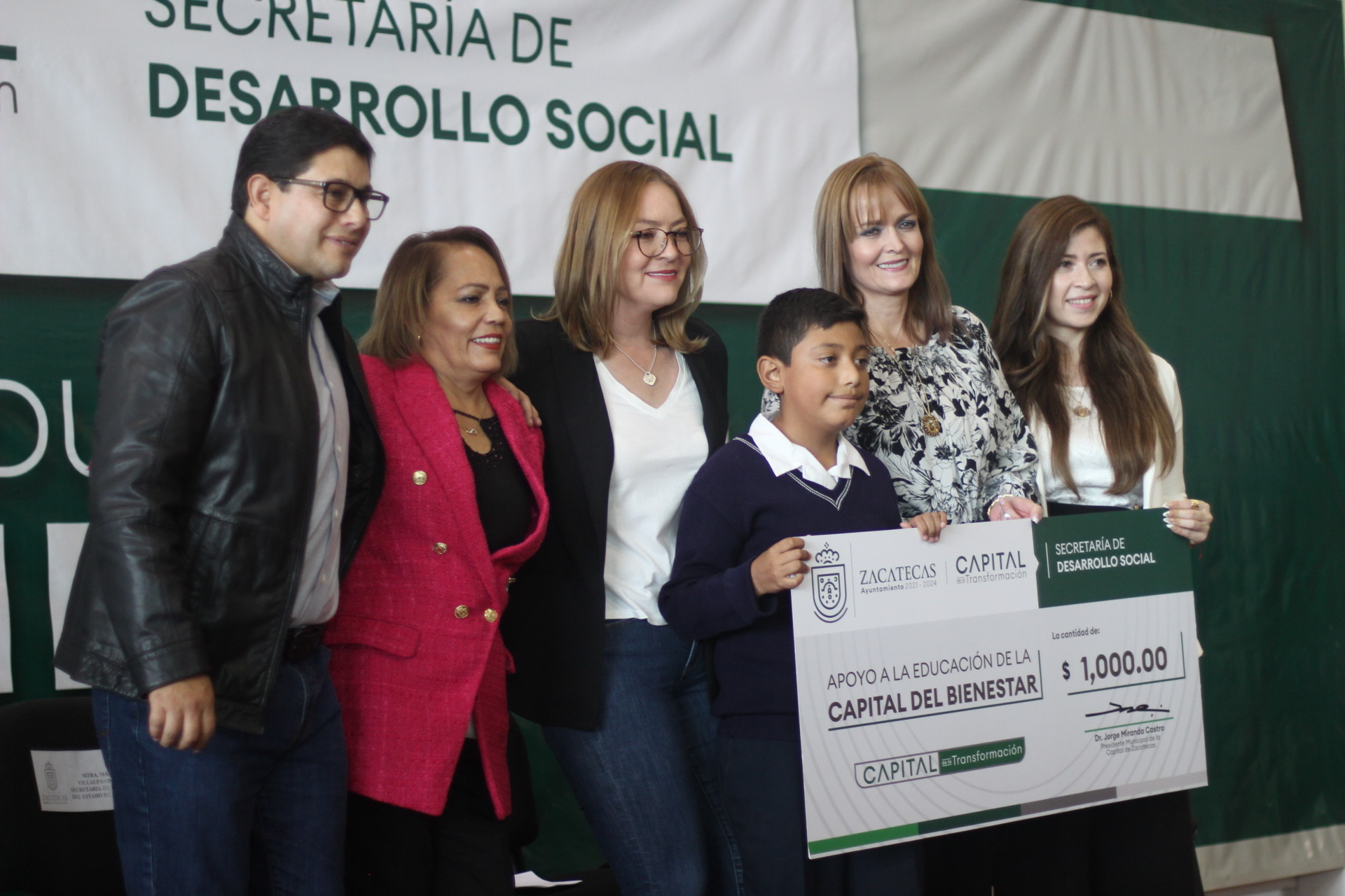 Entregan becas a 935 estudiantes capitalinos