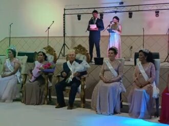 Coronan a los reyes del adulto mayor en Calera