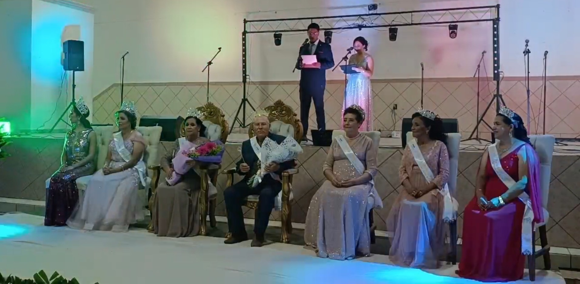 Coronan a los reyes del adulto mayor en Calera
