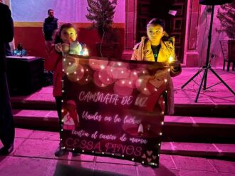 Realizan caminata por el mes rosa