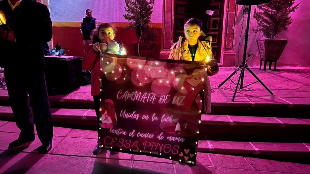 Realizan caminata por el mes rosa