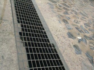 Limpian coladeras en el Centro Histórico de Sombrerete 