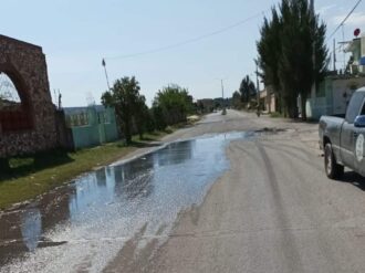 Reparan fuga de aguas negras 