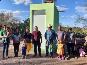 Entregan baños ecológicos en Martín Díaz 