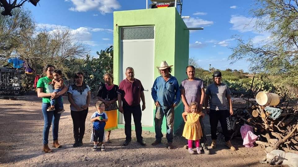 Entregan baños ecológicos en Martín Díaz 