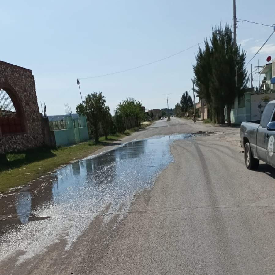 Reparan fuga de aguas negras 