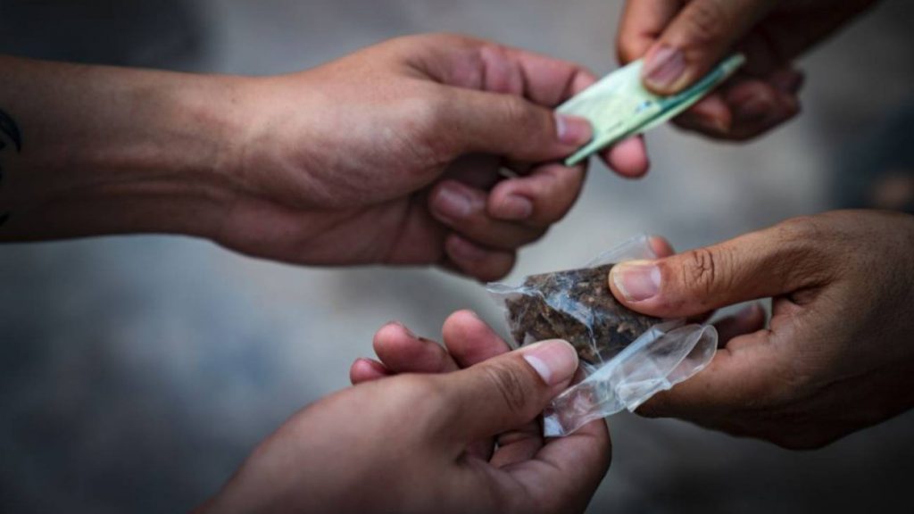 Investigan venta de droga en redes sociales