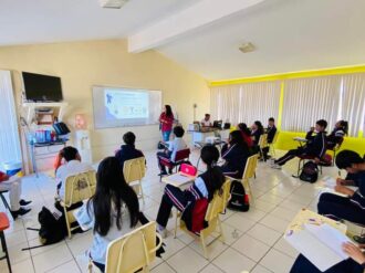 Dialogan con jóvenes sobre inteligencia emocional 