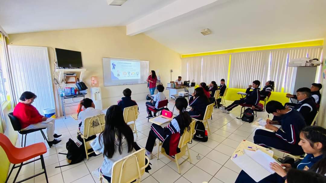 Dialogan con jóvenes sobre inteligencia emocional 