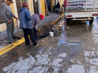 Reparan fuga de agua en la calle Liceo Bracho