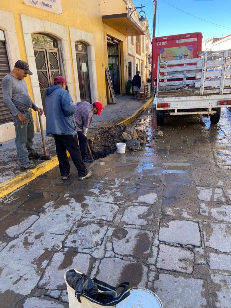 Reparan fuga de agua en la calle Liceo Bracho