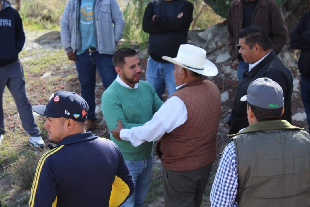Omar Téllez entrega obras en El Refugio de los Ortiz 