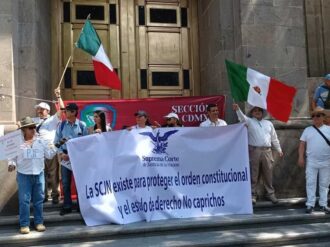 “No nos doblegaremos”, con playeras blancas, mantas y consignas, así fue la marcha de trabajadores del Poder Judicial