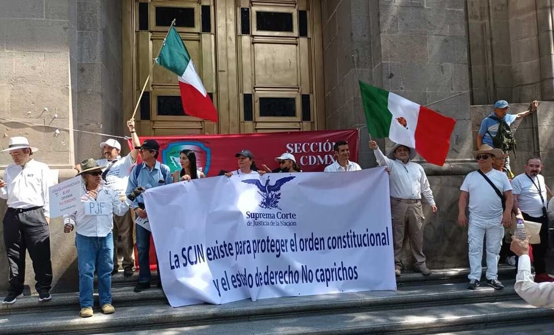 “No nos doblegaremos”, con playeras blancas, mantas y consignas, así fue la marcha de trabajadores del Poder Judicial