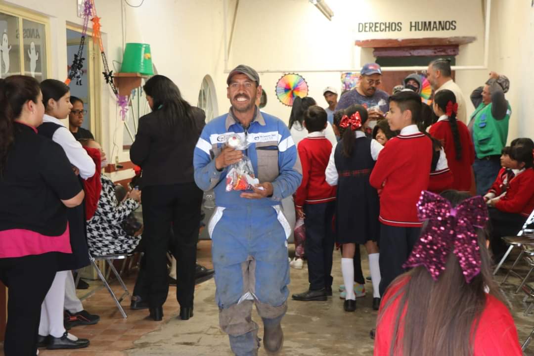 Reconocen estudiantes a trabajadores de PC, Limpia y Agua Potable 