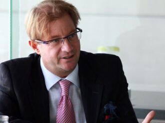 Extradición de Roemer no será el 16 de octubre; lo determinará el tribunal, señala embajada de Israel