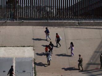 Gobierno de Biden alcanza acuerdo sobre separación de familias migrantes; prohíbe hacerlo durante 8 años