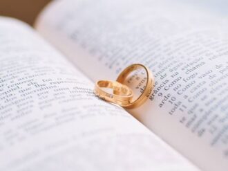 Adiós al «marido y mujer», Senado los cambia por «cónyuges» en bodas civiles