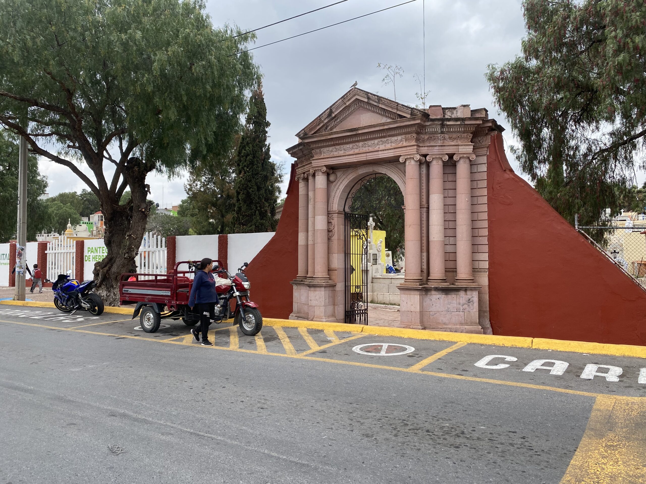 Limpian los panteones y se instalan los puestos para el tianguis